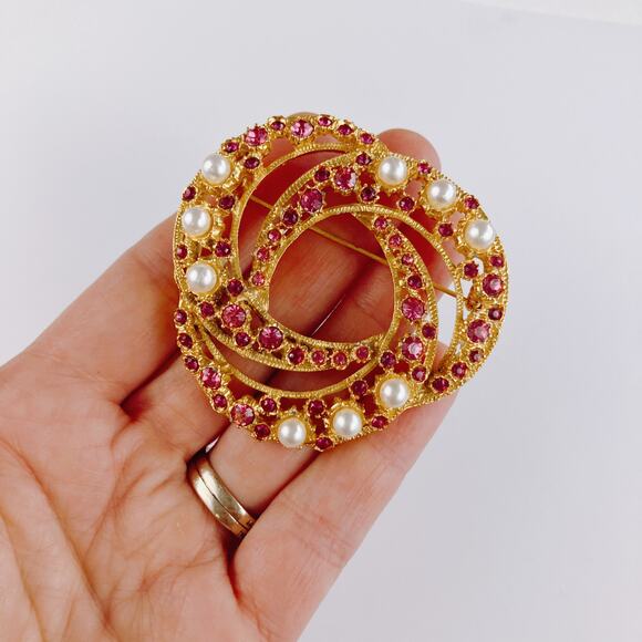 VTG Mid Century Brooch Faux Pearl Fuchsia Pink Rhinestone Layered Gold Tone Pin - Picture 3 of 11